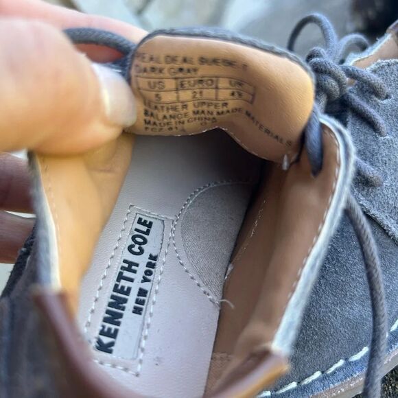 Kenneth Cole kids Gray Suede chukka Boots with Minimalist Design NWT Sz-5. A - Picture 8 of 9